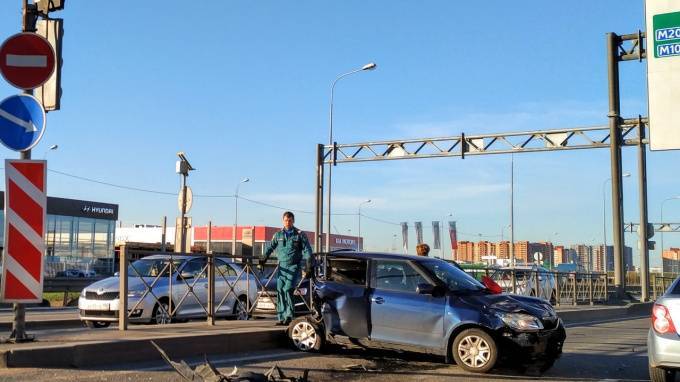 Питер Онлайн - Самосвал Volvo протаранил две легковушки на Таллинском шоссе - piter.tv - Санкт-Петербург - район Красносельский, Санкт-Петербург
