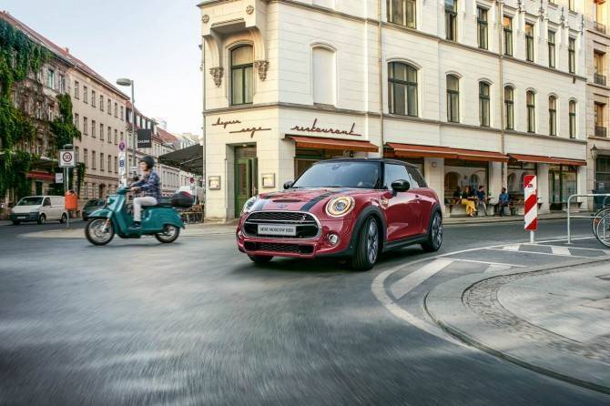 Хэтчбек MINI получил спецверсию в честь Москвы - autostat.ru - Москва - Англия - Москва - Индия