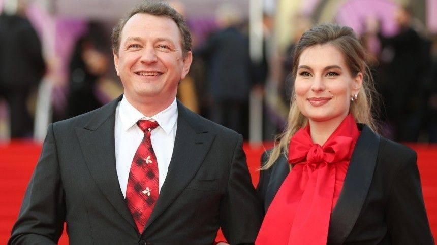 Марат Башаров - Ирина Лобачева - «Она сама напилась и убилась»: друзья Башарова высказались о его конфликте с бывшей женой - 5-tv.ru - Россия