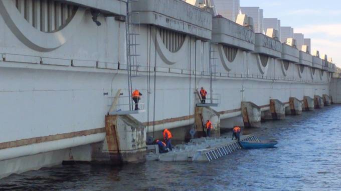 В Петербурге подводную часть дамбы готовят к ремонту - piter.tv - Санкт-Петербург
