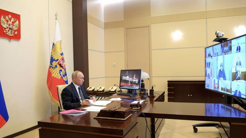 Владимир Путин - Сергей Собянин - Путин назвал абсолютно правильной передачу регионам полномочий по борьбе с COVID-19 - riafan.ru - Москва - Россия
