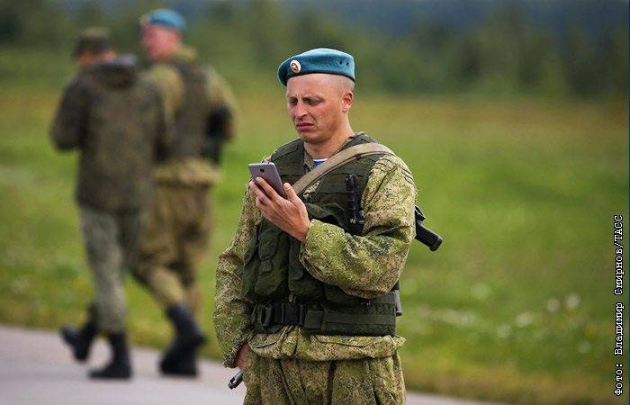Владимир Путин - Владимир Смирнов - Российским военным запретили пользоваться гаджетами на службе - interfax.ru - Москва - Россия