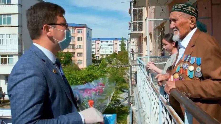 Ветераны ВОВ в Таразе принимали поздравления на балконах - informburo.kz - Москва - Минск - Жамбылская обл. - Тараз - Сталинград