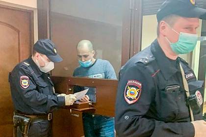 Юлия Иванова - Суд со второго раза арестовал напавшего на полицейского россиянина - lenta.ru - Москва - Россия