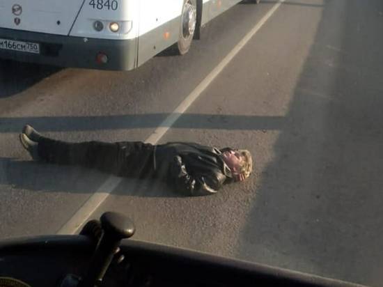В Подмосковье отчаявшийся мужчина лег на дорогу и перегородил движение - newtvnews.ru - Московская обл. - Воскресенск