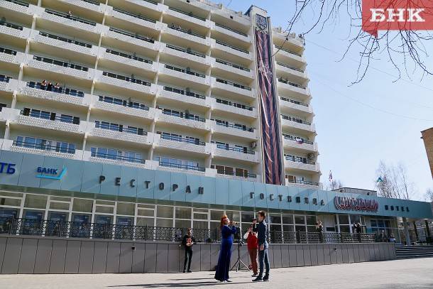 «Спасибо врачам»: в Сыктывкаре известная династия артистов поддержала медиков уличным концертом - bnkomi.ru - Россия - респ. Коми - Сыктывкар