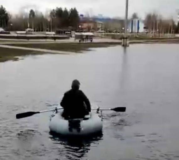 Традиция? В Лянторе снова затопило городскую набережную - nakanune.ru