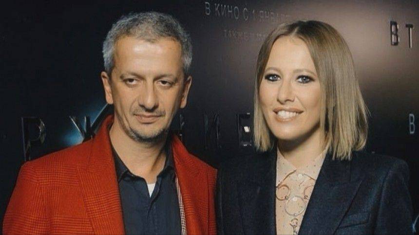Константин Богомолов - Ксения Собчак - Екатерина Варнава - Богомолов закатил Собчак сцену ревности из-за интимного фото в ее смартфоне - 5-tv.ru