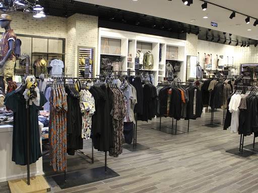 Massimo Dutti - Более половины магазинов одежды в Москве может не открыться после карантина — «Коммерсантъ» - theins.ru - Москва