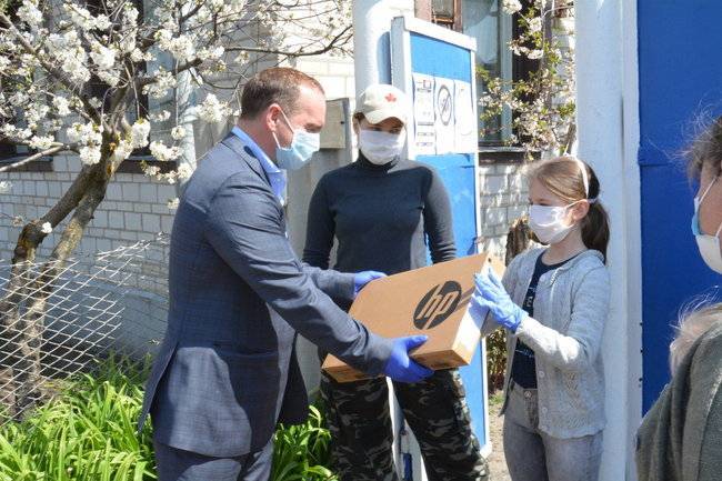 Владимир Нетесов - В Воронежской области 500 школьников получат компьютеры от депутатов благодаря акции #ПомогиУчитьсяДома - infox.ru - Воронеж - Воронежская обл.