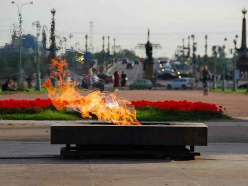 В Петербурге женщина потушила вечный огонь газировкой - dayonline.ru - Санкт-Петербург