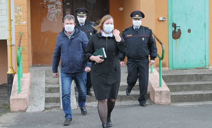 «Нарушают и гуляют по городу или деревне». В Ельске милиция оштрафовала двоих за нарушение самоизоляции - gomel.today - Белоруссия - Ельск