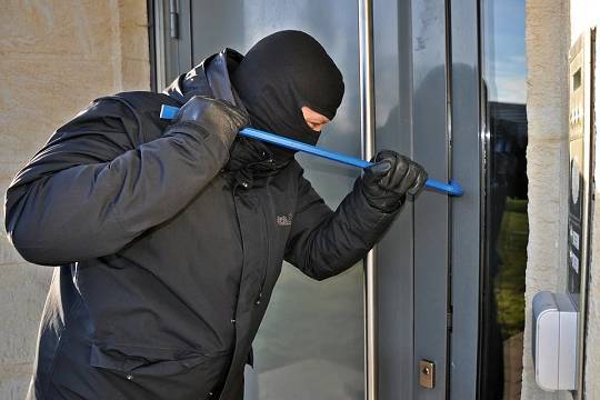 Эксперт посоветовал, как действовать при проникновении грабителей в квартиру - versia.ru