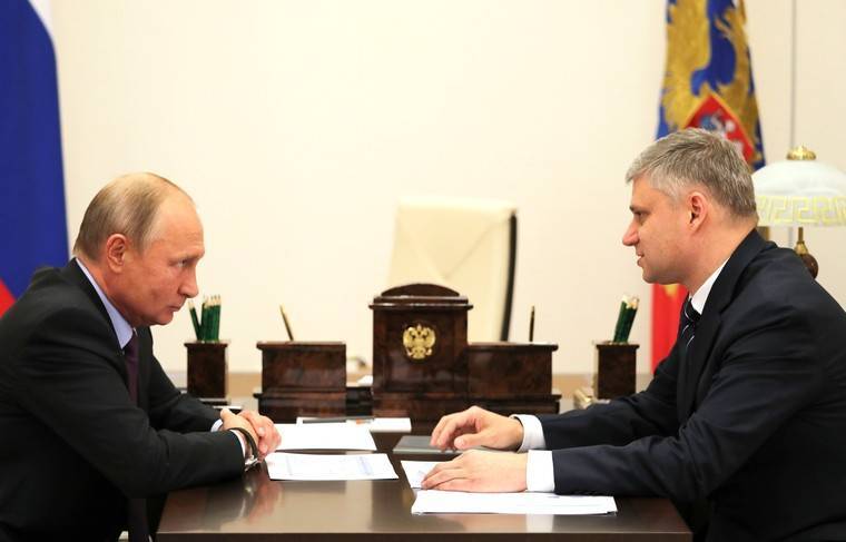Владимир Путин - Глава РЖД рассказал Путину о массовой отмене поездов - news.ru
