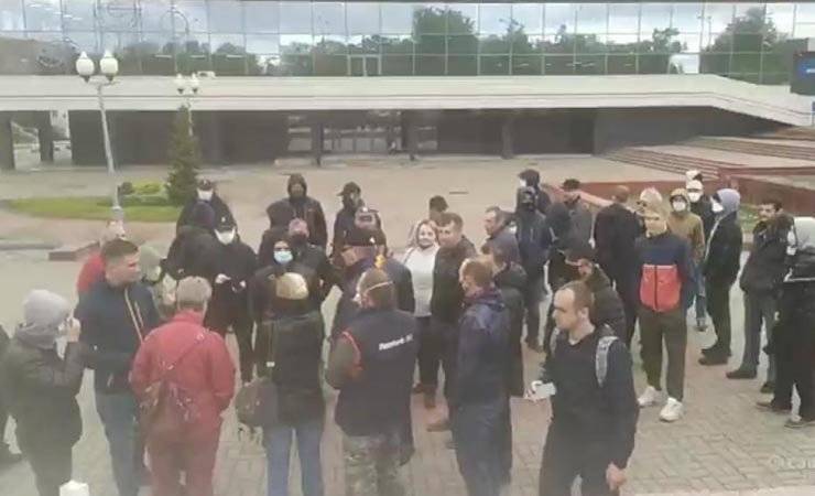 Сергей Тихановский - В центре Гомеля ОМОН задержал десятки сторонников блогера Тихановского — видео - gomel.today - Гомель