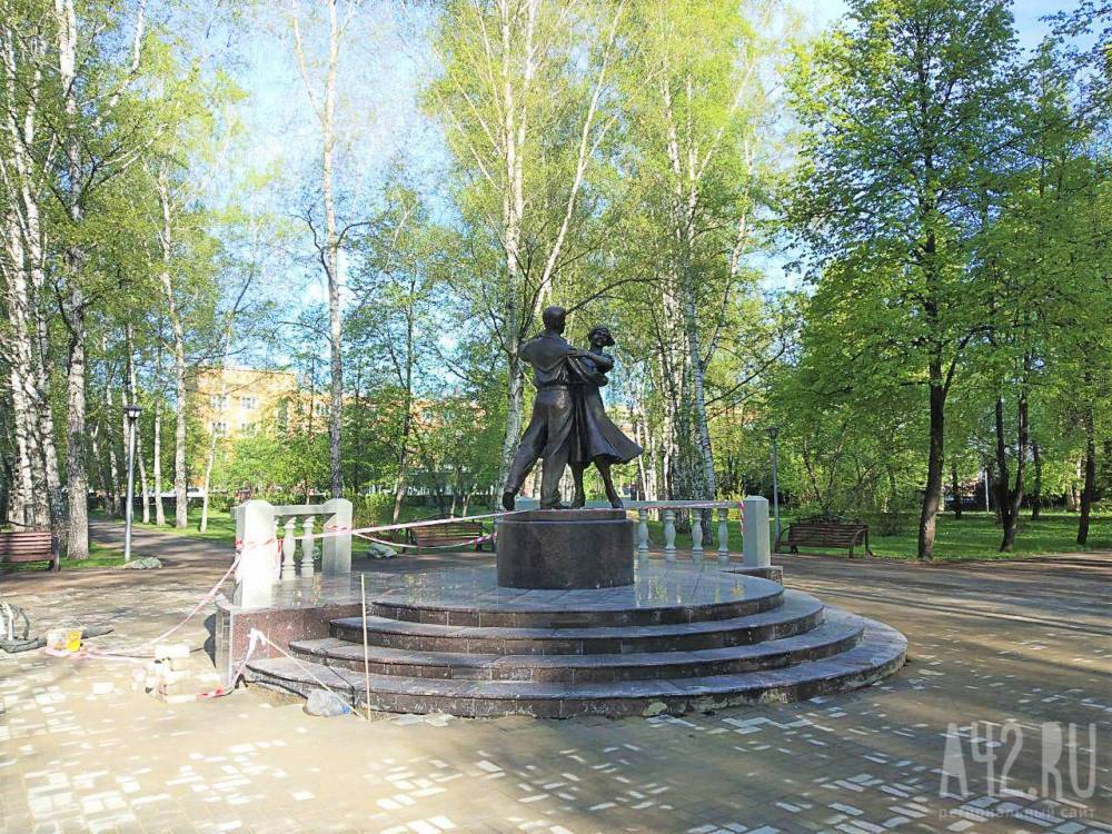 В Кемерове установили скульптуру «Школьный вальс» в Сквере Юности - gazeta.a42.ru - Кемерово - Благоустройство