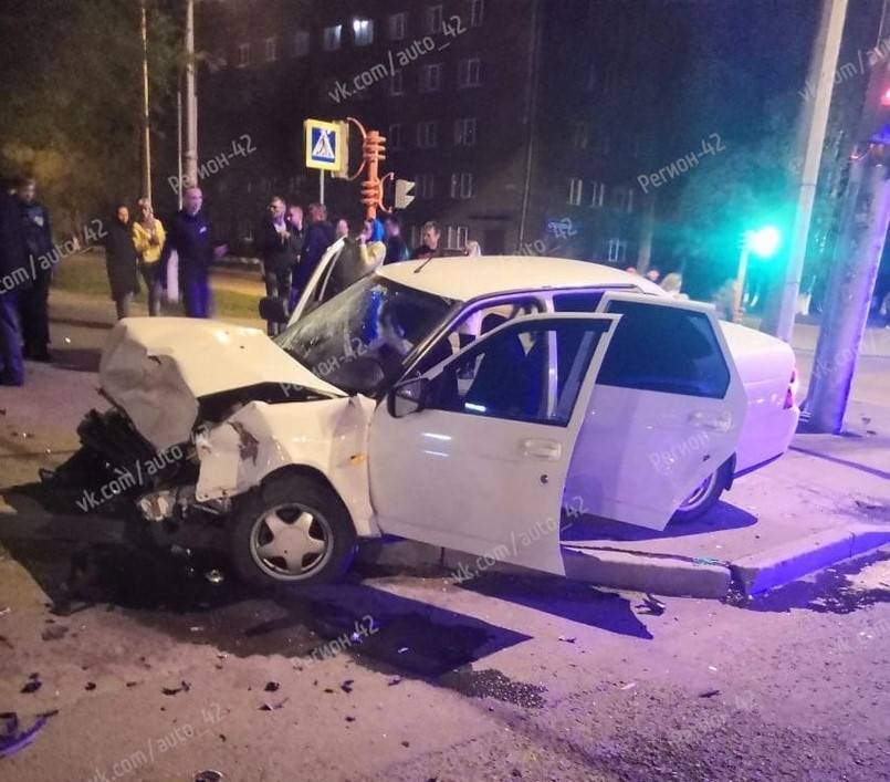 В ГИБДД рассказали подробности ночного ДТП на проспекте Ленина в Кемерове - gazeta.a42.ru - Кемерово