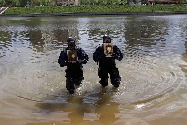 «Бессмертный полк» не организовывал шествие водолазов по дну реки с портретами ветеранов - govoritmoskva.ru - Москва - Россия - Орловская обл.