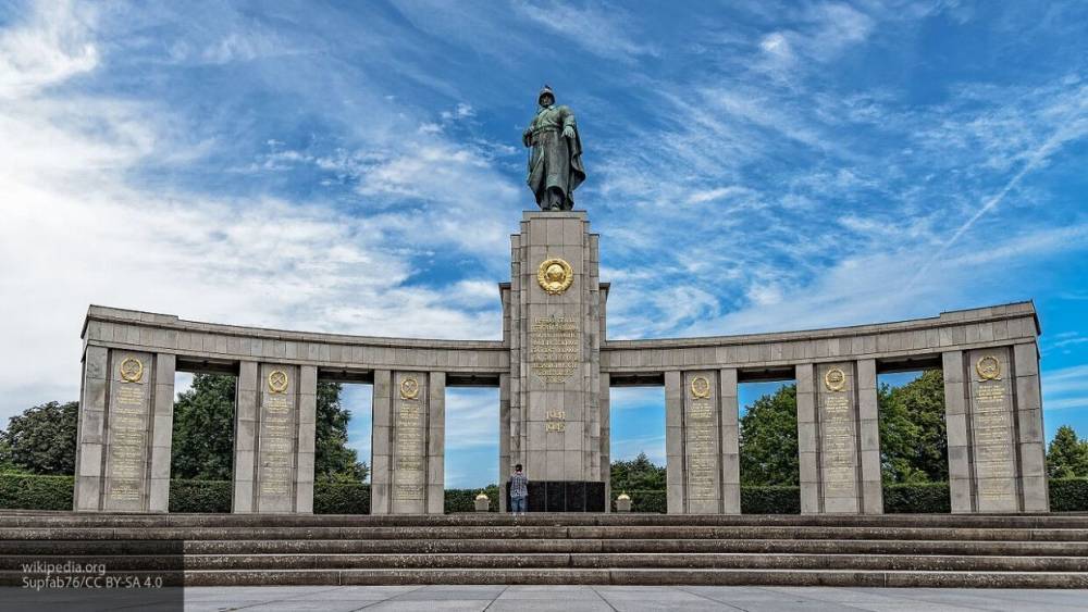 Сергей Нечаев - Михаэль Мюллер - Посол РФ в ФРГ возложил венки к Мемориалу павшим советским воинам в Берлине - polit.info - Россия - Армения - Молдавия - Германия - Берлин