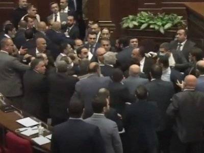 Эдмон Марукян - Страсти в парламенте Армении: подрались депутаты Сасун Микаелян и Эдмон Марукян - news.am - Армения