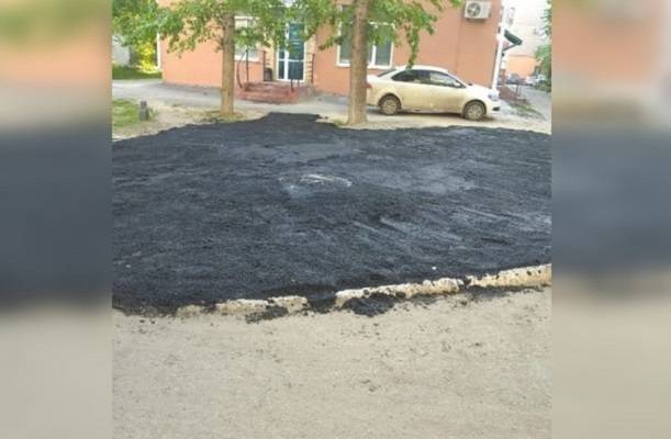 Власти Омска назначили проверку после укладки асфальта на газон - govoritmoskva.ru - Москва - Омск