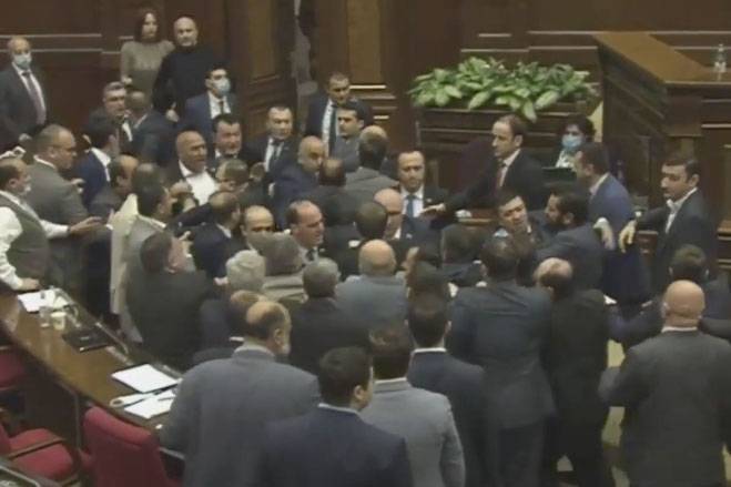 Эдмон Марукян - Драка депутатов в парламенте Армении попала на видео - vm.ru - Армения - Парламент
