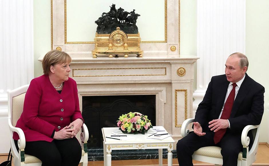 Дональд Трамп - Владимир Путин - Ангела Меркель - Путин и Меркель поздравили друг друга с 75-летием освобождения мира от фашизма - vm.ru - Россия - США - Германия - Франция
