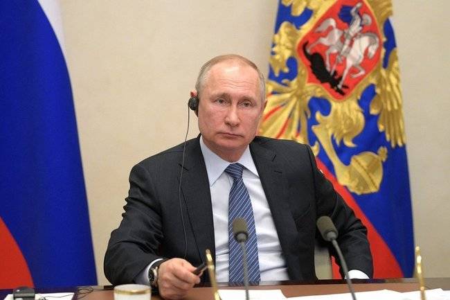 Владимир Путин - Михаил Хазин - Хазин: Путин уже готов бросаться в министров чернильницами - infox.ru - Россия