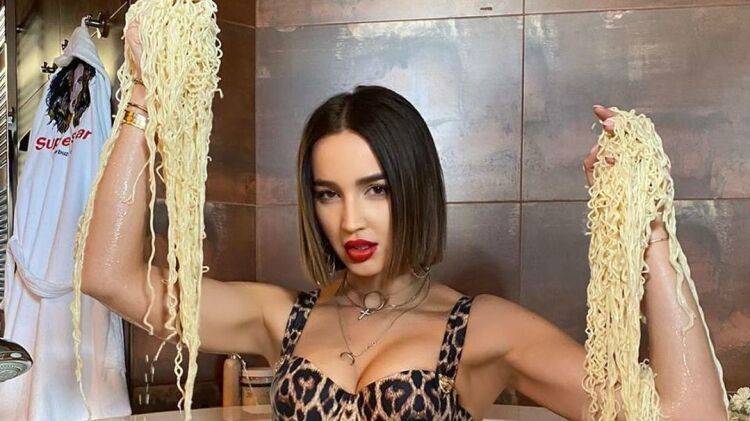 Ольга Бузова - Анастасия Ивлеева - Вера Брежнева - Instagram назвал самые популярные прямые эфиры в России за апрель - inforeactor.ru - Россия