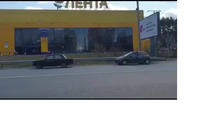 Во Всеволожске КАМАЗы перегородили съезд к “Ленте" - piter.tv - Всеволожск