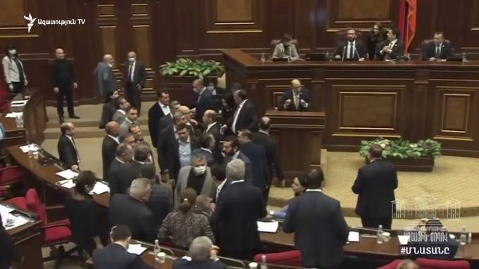 Никол Пашинян - Ален Симонян - Эдмон Марукян - Опубликовано видео массовой драки в парламенте Армении - piter.tv - Армения - Парламент