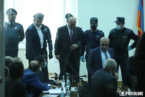 Роберт Кочарян - Бывшие армянские премьеры пришли в суд поручиться за экс-президента - eadaily.com - Армения - Ереван