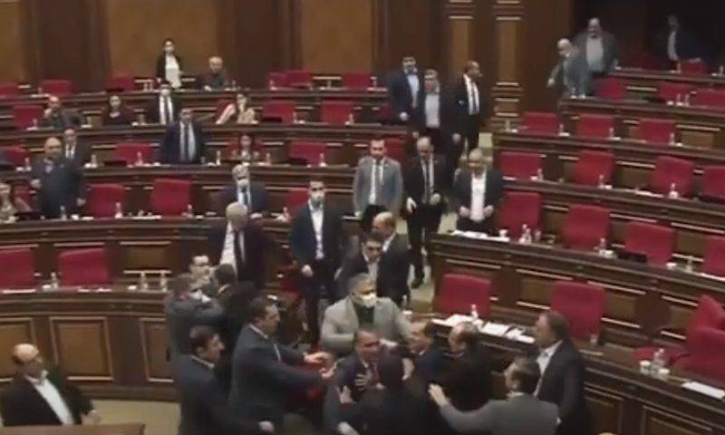 Арарат Мирзоян - Эдмон Марукян - Заседание парламента Армении закончилось побоищем - bloknot.ru - Армения - Парламент