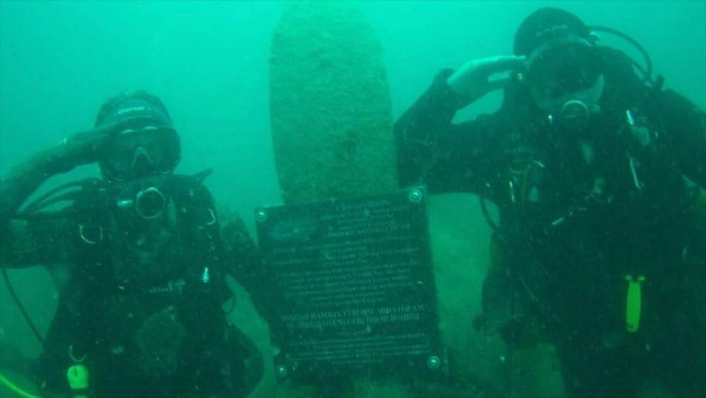 На затонувший в Черном море самолет времен ВОВ установили мемориальную табличку. - riafan.ru - Украина - Новороссийск