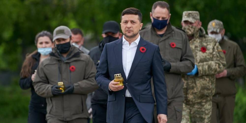 Владимир Зеленский - Зеленский возложил цветы к Вечному огню на границе с Россией - ruposters.ru - Россия - Украина - Луганская обл.
