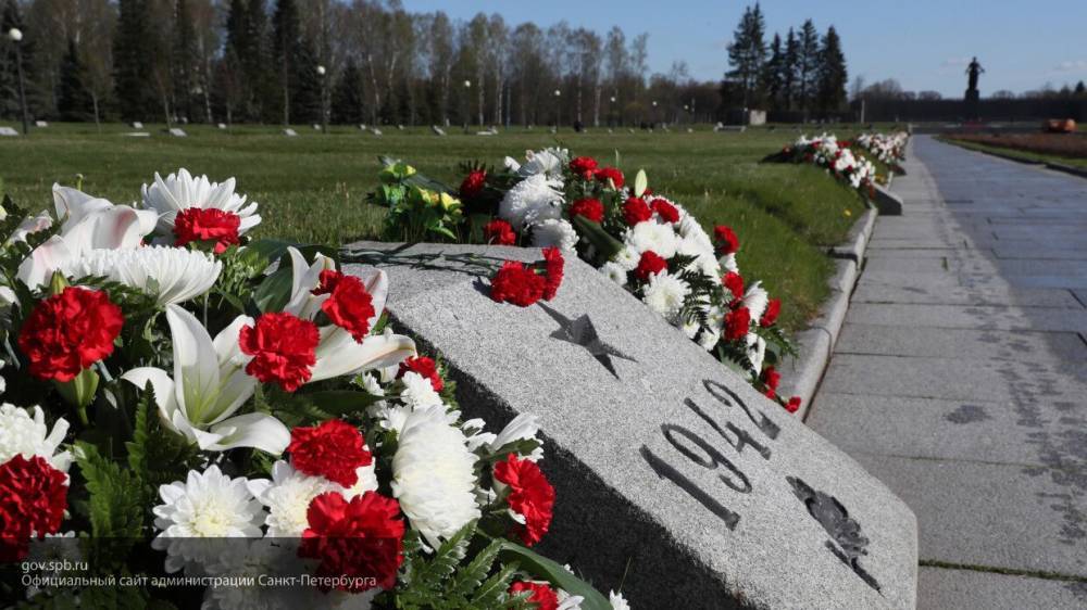 Александр Беглов - Беглов от имени всех петербуржцев возложил цветы к Вечному огню на Пискаревском кладбище - politexpert.net - Россия - Петербурга