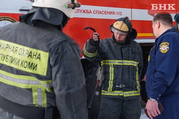 В Сыктывкаре из-за пожара на балконе вывели на улицу жильцов многоэтажки - bnkomi.ru - респ. Коми - Сыктывкар