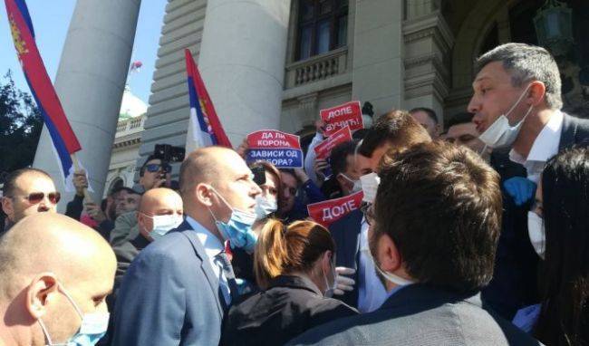 Александр Вучич - Сербские оппозиционеры напали на депутата и министра на пороге парламента - eadaily.com - Украина