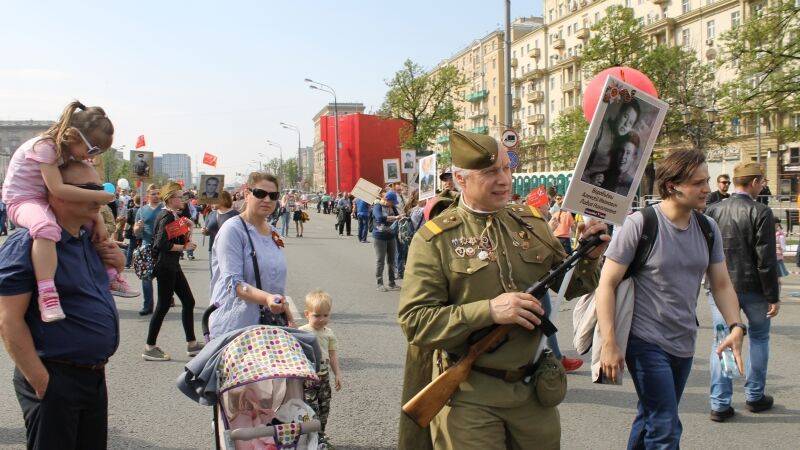Лев Лещенко - Большинство россиян считают День Победы общенациональным праздником - polit.info - Россия