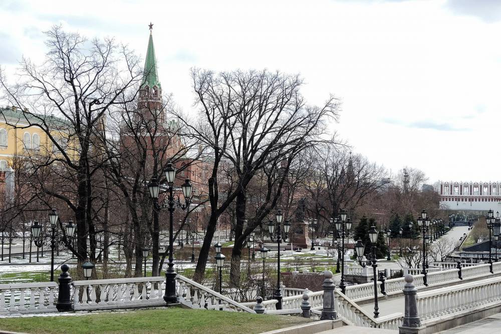 Владимир Путин - Александровский сад продезинфицировали перед приездом Путина на 9 мая - mk.ru - Россия