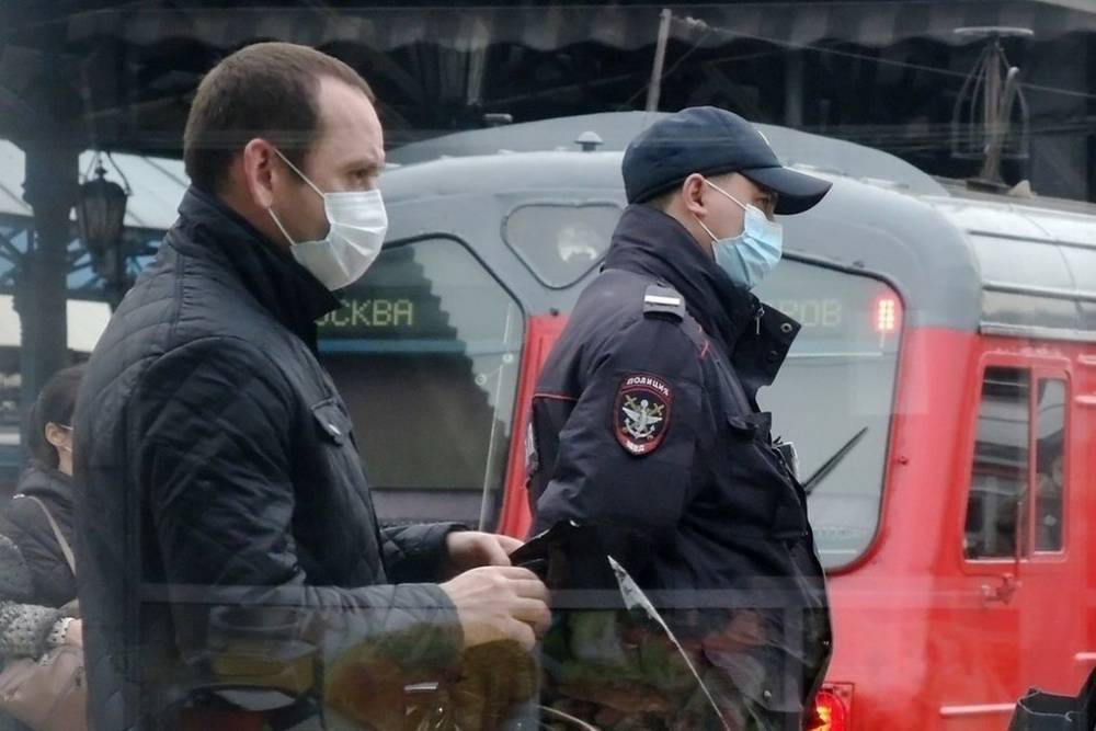 Евгений Данчиков - Патрули на улицах Москвы начали напоминать о масках и перчатках - mk.ru - Москва