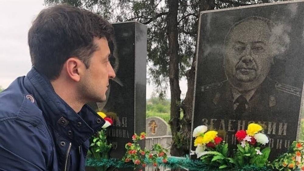 Владимир Зеленский - Петр Порошенко - Андрей Золотарев - Владимир Александрович - Политолог Золотарев рассказал, чего ожидать от Зеленского в День Победы - riafan.ru - Москва - Украина