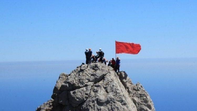 Зубцы Победы: откуда 9 мая на Ай-Петри берется красный флаг - crimea.ria.ru - Крым - Симферополь