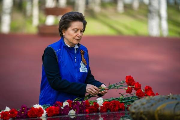Наталья Комарова - Губернатор Югры возложила цветы к Мемориалу Славы от имени фронтовика Шестакова - nakanune.ru - Ханты-Мансийск - Югра
