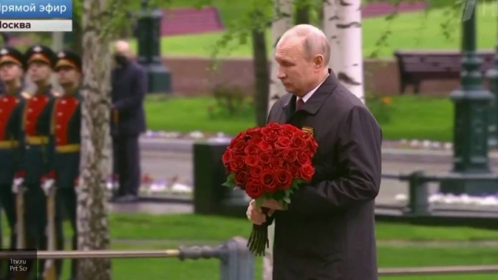 Владимир Путин - Президент России возложил цветы к Вечному огню в Александровском саду - polit.info - Россия