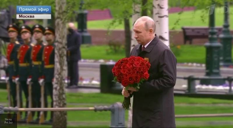 Владимир Путин - Аглая Чайковская - Путин возложил цветы к Вечному огню в честь 75-летия Победы - politros.com - Москва - Россия