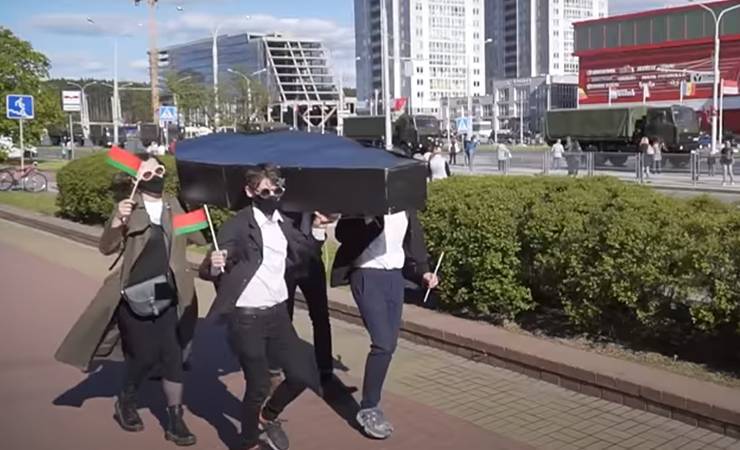 На репетиции парада 8 мая активисты станцевали с гробом — фото, видео - gomel.today