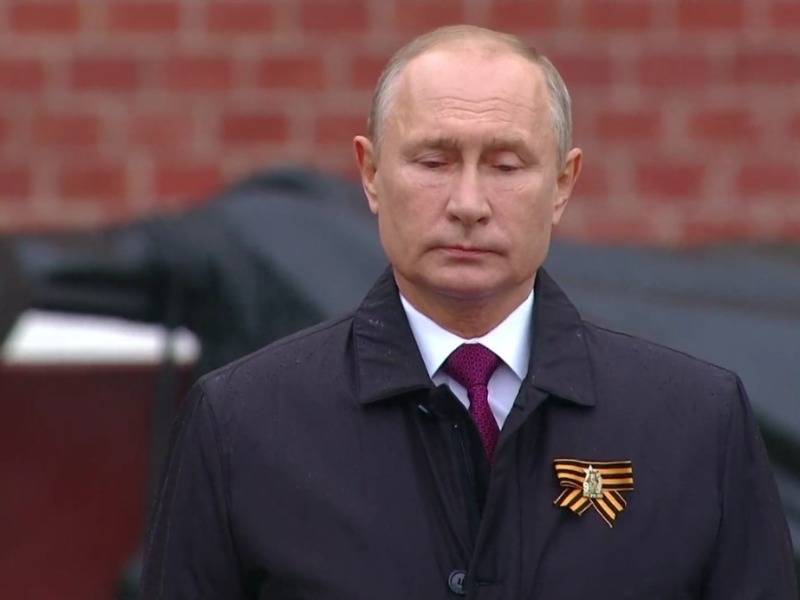 Владимир Путин - "Мы непобедимы": Путин в одиночестве возложил цветы, пообещав устроить парад позже - sobesednik.ru - Россия