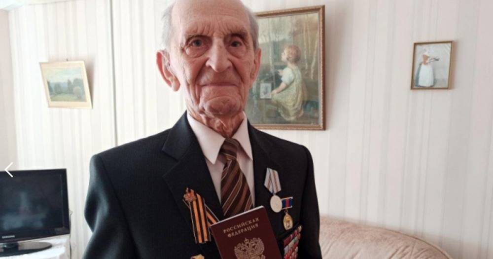 Ирина Волк - Полицейские Ростовской области вручили паспорт 99-летнему ветерану - ren.tv - Россия - Украина - Ростовская обл. - Новочеркасск