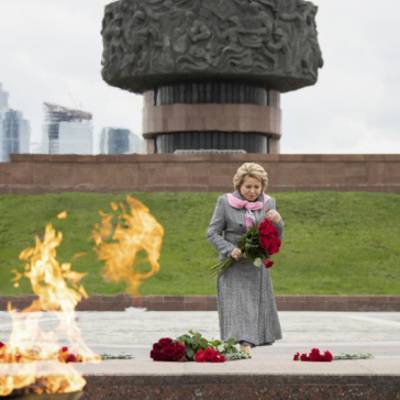 Валентина Матвиенко - Валентина Матвиенко приняла участие в церемонии возложения цветов к Вечному огню - radiomayak.ru - Россия